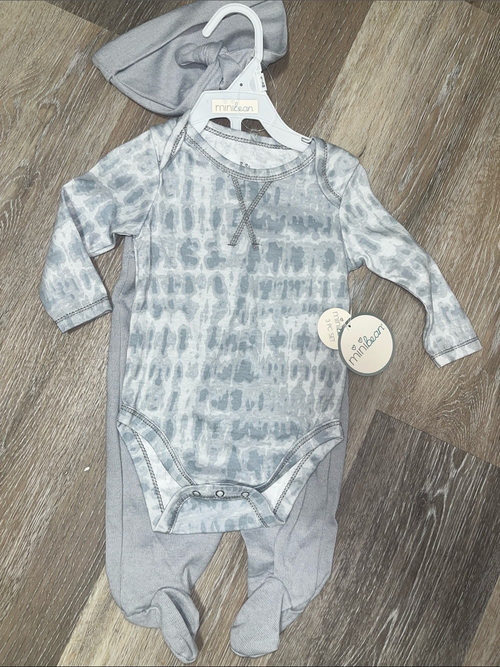 Minikani Gray Tie-Dye Long Sleeve Baby One-Piece with Hat